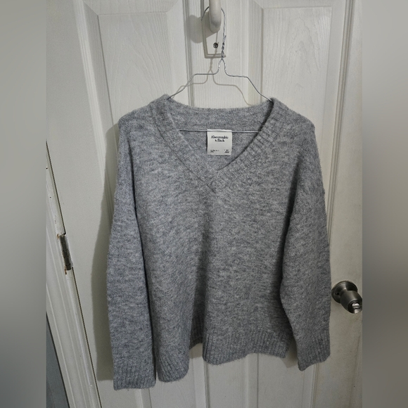 Abercrombie & Fitch Womens NWT Dad V-Neck Sweater Gray Size XS - Picture 2 of 11